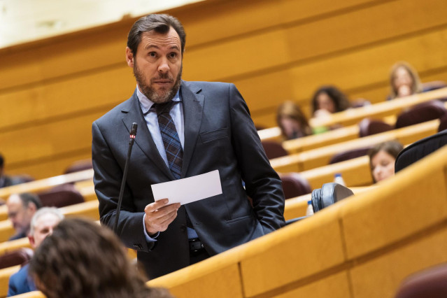 El ministro de Transportes y Movilidad Sostenible, Óscar Puente, interviene durante una sesión plenaria en el Senado, a 20 de febrero de 2024, en Madrid (España). Durante el pleno se han abordado cuestiones como las muertes de los agentes en Barbate, adem