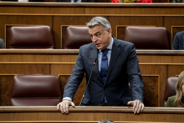 El presidente del Partido Popular del País Vasco, Javier de Andrés, interviene durante la sesión plenaria en el Congreso de los Diputados, a 21 de febrero de 2024, en Madrid (España).