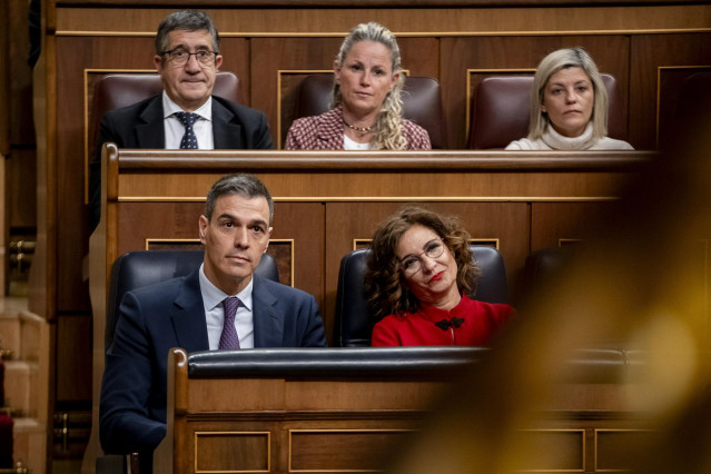 El presidente del Gobierno, Pedro Sánchez, y la vicepresidenta primera y ministra de Hacienda, María Jesús Montero, en el Congreso de los Diputados, a 21 de febrero de 2024, en Madrid (España).