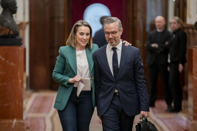 La secretaria general del Partido Popular, Cuca Gamarra, y el diputado del Partido Popular, Juan Bravo.