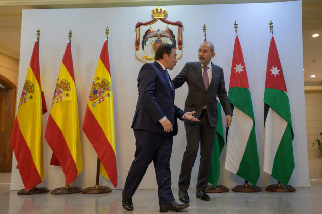 El ministro de Asuntos Exteriores, Unión Europea y Cooperación, José Manuel Albares, y su homólogo jordano, Ayman Safadi, se reúnen en Amán