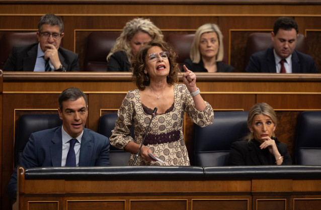 La vicepresidenta primera y ministra de Hacienda, María Jesús Montero (c), interviene durante una sesión de control al Gobierno, en el Congreso de los Diputados, a 13 de marzo de 2024, en Madrid (España).