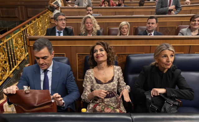 (I-D) El presidente del Gobierno, Pedro Sánchez; la vicepresidenta primera y ministra de Hacienda, María Jesús Montero y la vicepresidenta segunda y ministra de Trabajo, Yolanda Díaz