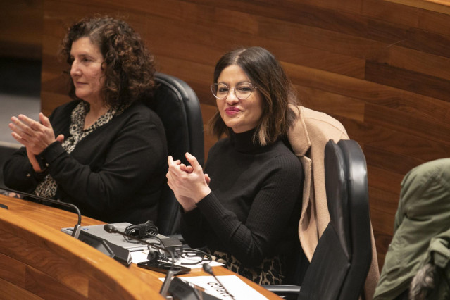 La ministra de Juventud e Infancia, Sira Rego (d), durante la Conferencia Interparlamentaria de IU, en el Palacio de la Junta General del Principado de Asturias, a 2 de marzo de 2024, en Oviedo, Asturias (España).
