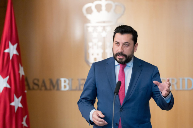 El portavoz del Partido Popular en la Asamblea de Madrid, Carlos Díaz-Pache, ofrece declaraciones durante un pleno de la Asamblea de Madrid, a 22 de febrero de 2024, en Madrid (España).