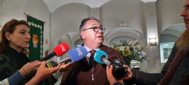 El alcalde de Almendralejo, José María Ramírez, atiende a los medios