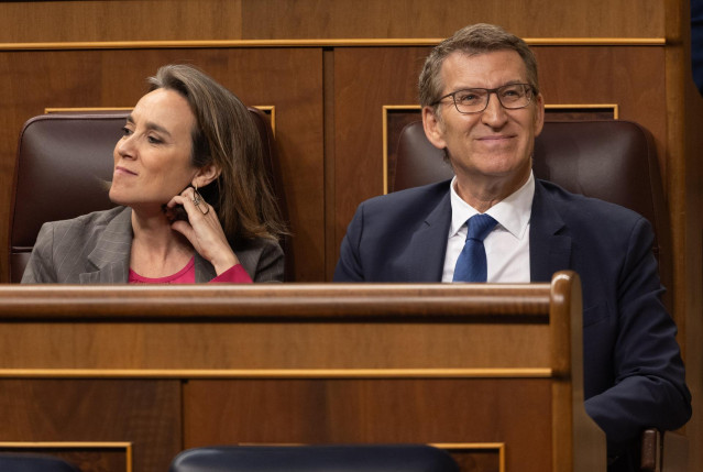 La secretaria general del PP, Cuca Gamarra y el líder del PP, Alberto Núñez Feijóo, durante una sesión de control al Gobierno, en el Congreso de los Diputados, a 13 de marzo de 2024, en Madrid (España).  El denominado 'caso Koldo', la supuesta trama de mo