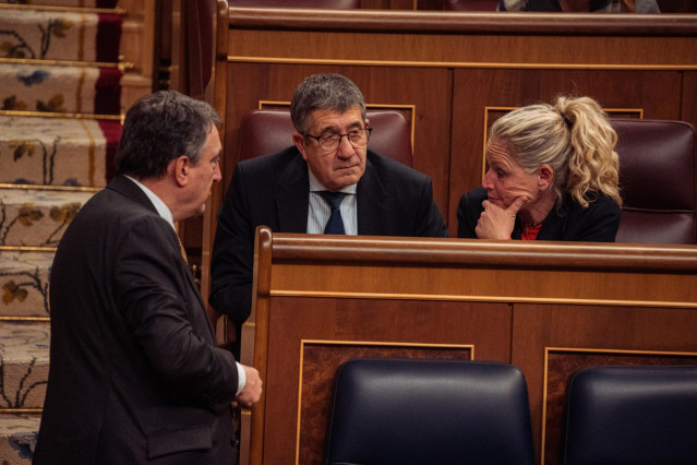 El portavoz del EAJ-PNV, Aitor Esteban (i) y el portavoz del PSOE en el Congreso, Patxi López (c), en el Congreso de los Diputados, a 12 de marzo de 2024, en Madrid (España).
