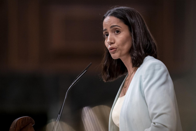 La diputada de Sumar, Tesh Sidi, de Sumar, en el Congreso de los Diputados, a 27 de febrero de 2024, en Madrid (España).