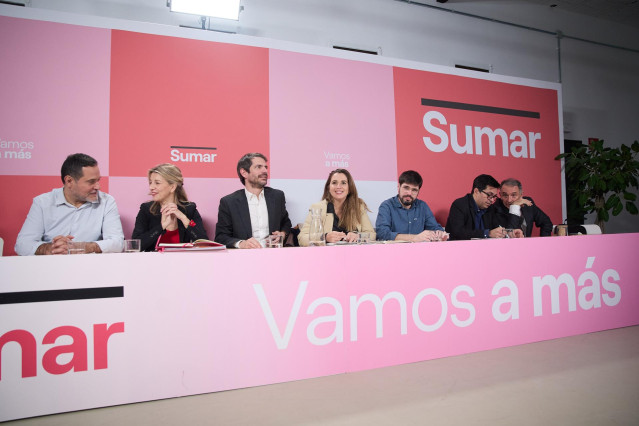 Archivo - La líder de Sumar, Yolanda Díaz (2i), y el ministro de Cultura, Ernest Urtasun (3i), durante su intervención al inicio de la reunión del Grupo Promotor de Sumar, en el Espacio Larra de Madrid, a 7 de febrero de 2024, en Madrid (España).