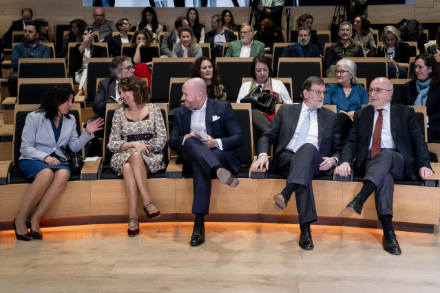 (2I-D) La vicepresidenta primera y ministra de Hacienda, María Jesús Montero; el presidente ejecutivo y fundador de Thinking Heads, Daniel Romero-Abreu; el ex presidente Mariano Rajoy Brey y el exsecretario general del PSOE y excomisario de Economía de la