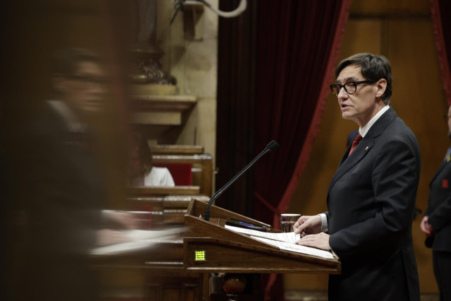 El primer secretario del PSC, Salvador Illa, interviene durante una sesión plenaria, en el Parlament, a 5 de marzo de 2024, en Barcelona, Catalunya (España).