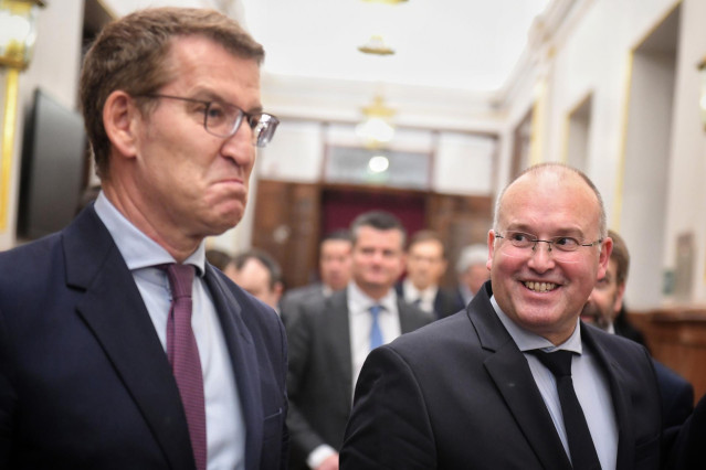 El presidente del Partido Popular, Alberto Núñez Feijóo (i), y el portavoz del Grupo Parlamentario Popular en el Congreso, Miguel Tellado (d), a su salida de una sesión plenaria, en el Congreso de los Diputados, a 29 de febrero de 2024, en Madrid (España)