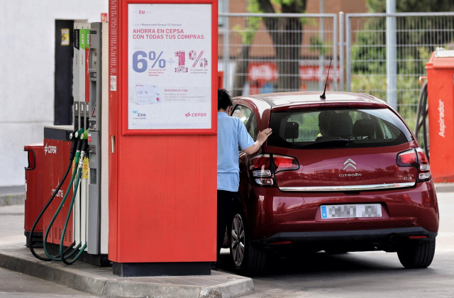 Archivo - Una mujer repostando en una gasolinera, a 12 de mayo de 2022, en Madrid (España). El precio medio de los carburantes en España ha remontado esta semana más de un 2% y ha escalado a nuevos máximos históricos, aunque se mantiene contenido al aplic