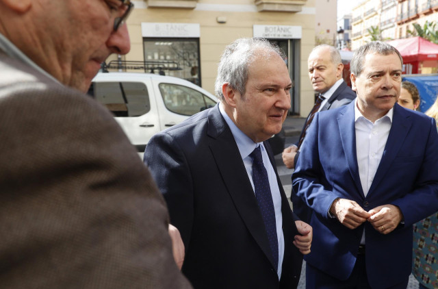 El ministro de Industria y Turismo, Jordi Hereu, a su llegada a las jornadas sobre 'La Transformación del Sector Automovilístico' organizadas en València por UGT FICA