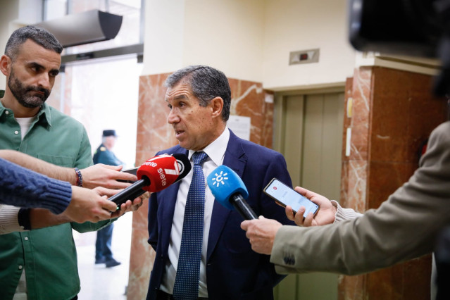 Lorenzo del Río, presidente del TSJA, atendiendo a los medios en una imagen de archivo.