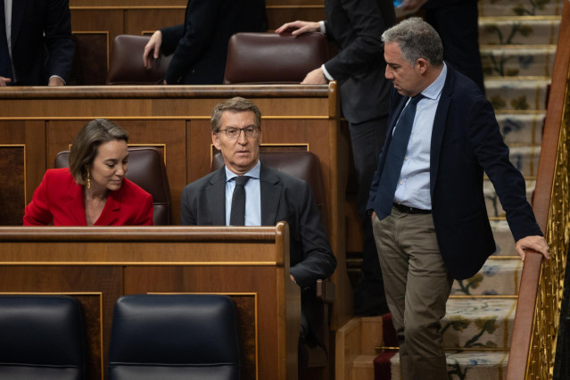 (I-D) La secretaria general del PP, Cuca Gamarra; el líder del PP, Alberto Núñez Feijóo y el vicesecretario de Política Autonómica del PP, Elías Bendodo, durante una sesión plenaria, en el Congreso de los Diputados, a 14 de marzo de 2024, en Madrid (Españ