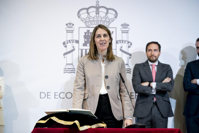 Paula Conthe (c) toma su cargo como secretaria general del Tesoro y Financiación Internacional.