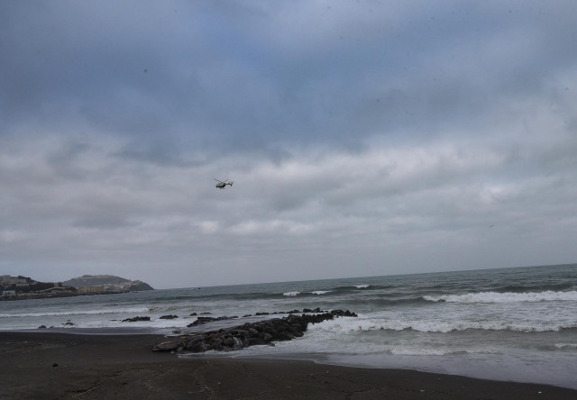Archivo - Imagen de archivo de un helicóptero que sobrevuela la zona en la que Salvamento Marítimo colabora en la recogida de migrantes en las aguas de Ceuta, a 25 de abril de 2021, en Ceuta