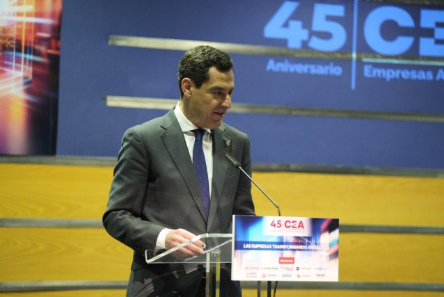 El presidente de la Junta de Andalucía, Juanma Moreno, este jueves en Sevilla, durante la clausura del foro 'Las Empresas transformando Andalucía' de la CEA