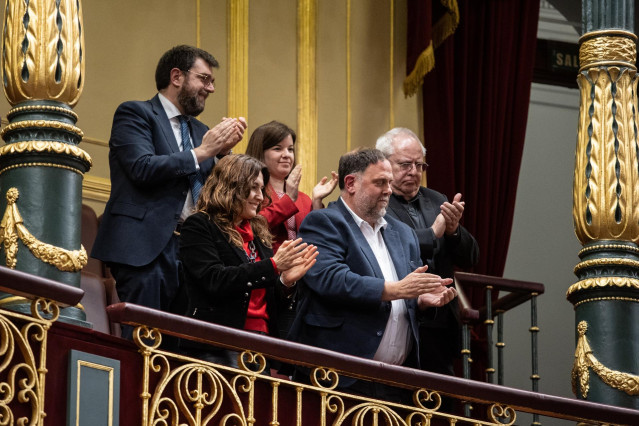 La vicepresidenta de la Generalitat, Laura Vilagrà, y el presidente de ERC, Oriol Junqueras, en el Congreso tras la aprobación de la Ley de Amnistía.