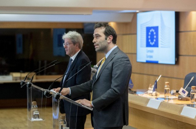 El ministro de Economía, Comercio y Empresa, Carlos Cuerpo (d), y el comisario europeo de Economía, Paolo Gentiloni (i), ofrecen una rueda de prensa sobre la implementación del Mecanismo de Recuperación en España, en la Representación de la Comisión Europ