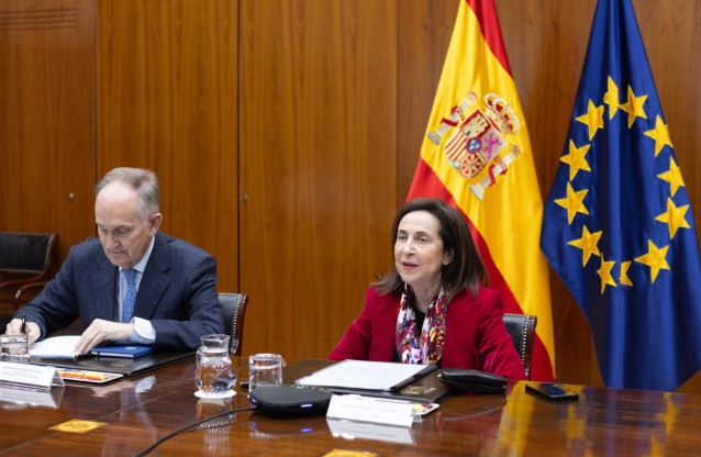 La ministra de Defensa, Margarita Robles, en videoconferencia con su homólogo de Malí, Sadio Camara.
