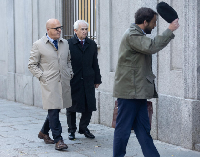 Archivo - El senador del PP y expresidente de la Diputación de Ourense, José Manuel Baltar (1i), llega a declarar al Tribunal Supremo, a 19 de diciembre de 2023, en Madrid (España). El Tribunal Supremo (TS) ha citado al senador del Partido Popular (PP) Jo