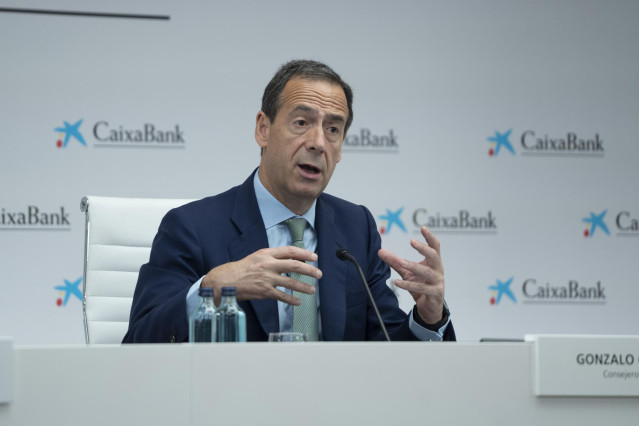 Archivo - El consejero delegado de CaixaBank, Gonzalo Cortázar, interviene durante la presentación de los resultados de la entidad correspondientes al primer trimestre de 2023, en la sede de CaixaBank, a 5 de mayo de 2023, en Valencia, Comunidad Valencian