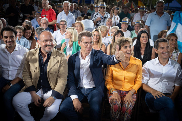 Archivo - El presidente del PP catalán, Alejandro Fernández (2i), el presidente del Partido Popular y candidato a la Presidencia del Gobierno, Alberto Núñez Feijóo (c), y el candidato del PP en Barcelona, Nacho Martín Blanco (d), en el acto de inicio de l