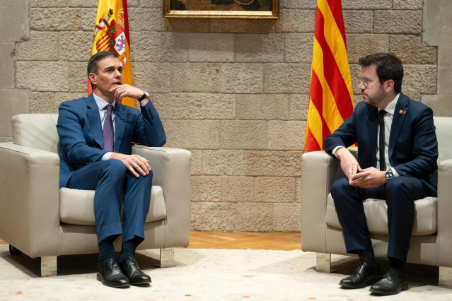Archivo - El presidente del Gobierno, Pedro Sánchez (i), y el president de la Generalitat de Catalunya, Pere Aragonès (d), se reúnen en el Palau de la Generalitat, a 21 de diciembre de 2023, en Barcelona, Catalunya (España). E