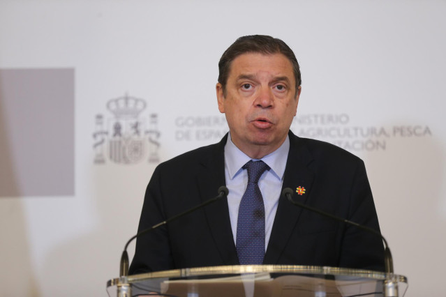 Archivo - El ministro de Agricultura, Pesca y Alimentación, Luis Planas, en una rueda de prensa en Madrid en una imagen de archivo