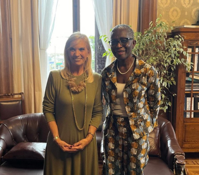 La subdirectora gerente del FMI, Antoinette M. Sayeh (drch.), en un encuentro con la vicepresidenta de Uruguay, Beatriz Argimón