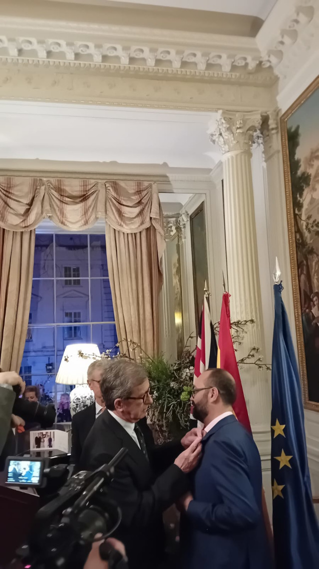 El chef José Pizarro recibe la Cruz de Oficial de la Orden de Isabel la Católica