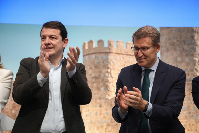 El presidente de la Junta de Castilla y León, Alfonso Fernández Mañueco (i) y el presidente del PP, Alberto Núñez Feijóo (d), aplauden durante la clausura de unas jornadas organizadas por el PP, en el Centro de Exposiciones y Congresos Lienzo Norte, a 15