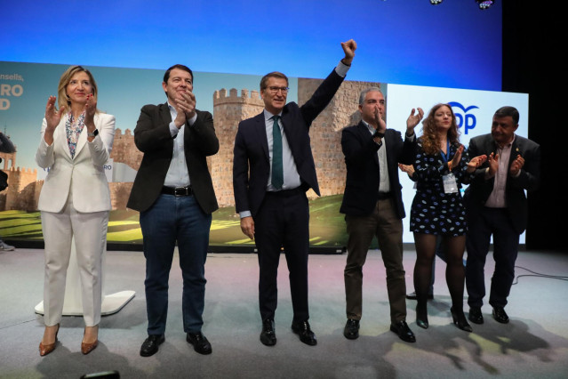 (I-D) La portavoz del PP en el Senado, Alicia García; el presidente de la Junta de Castilla y León, Alfonso Fernández Mañueco; el presidente del PP, Alberto Núñez Feijóo y el vicesecretario de Política Autonómica del PP, Elías Bendodo, aplauden durante la