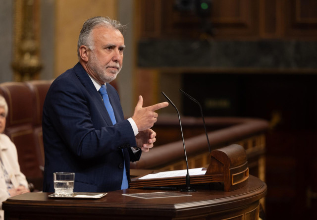 El ministro de Política Territorial y Memoria Democrática, Ángel Víctor Torres, interviene durante una sesión plenaria, en el Congreso de los Diputados, a 13 de marzo de 2024, en Madrid (España).  El denominado 'caso Koldo', la supuesta trama de mordidas
