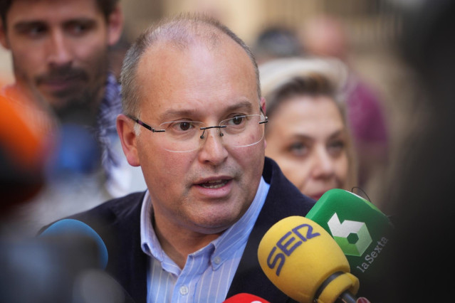 El portavoz del PP en el Congreso, Miguel Tellado, atiende a los medios de comunicación antes de asistir a la XV mascletà de las Fallas 2024