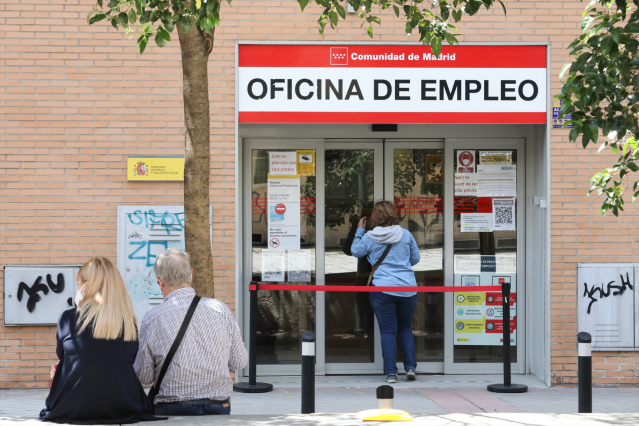 Archivo - Una mujer entra a una oficina del SEPE, el día en el que se han conocido los datos de paro de mayo, a 2 de junio de 2021, en Madrid (España).