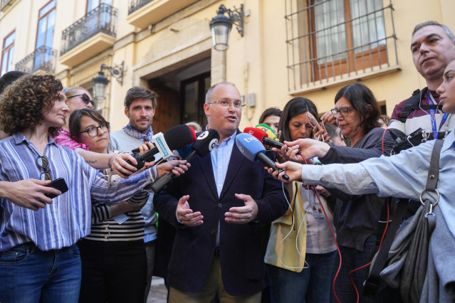 El portavoz del PP en el Congreso, Miguel Tellado, atiende a los medios de comunicación antes de asistir a la XV mascletà de las Fallas 2024