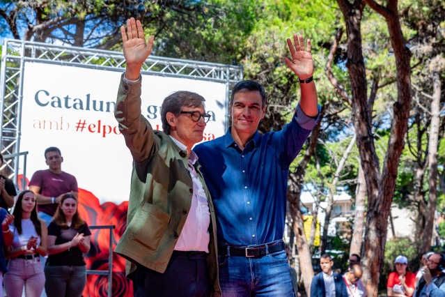 Archivo - El líder del PSC, Salvador Illa (i), y el presidente del Gobierno en funciones, Pedro Sánchez (d), saludan durante la Festa de la Rosa del PSC, en la Pineda de Gavà, a 24 de septiembre de 2023, en Gavà, Barcelona, Catalunya (España)