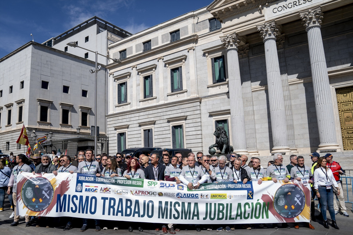 EuropaPress 5830907 decenas personas manifestacion guardias civiles policias plaza espana