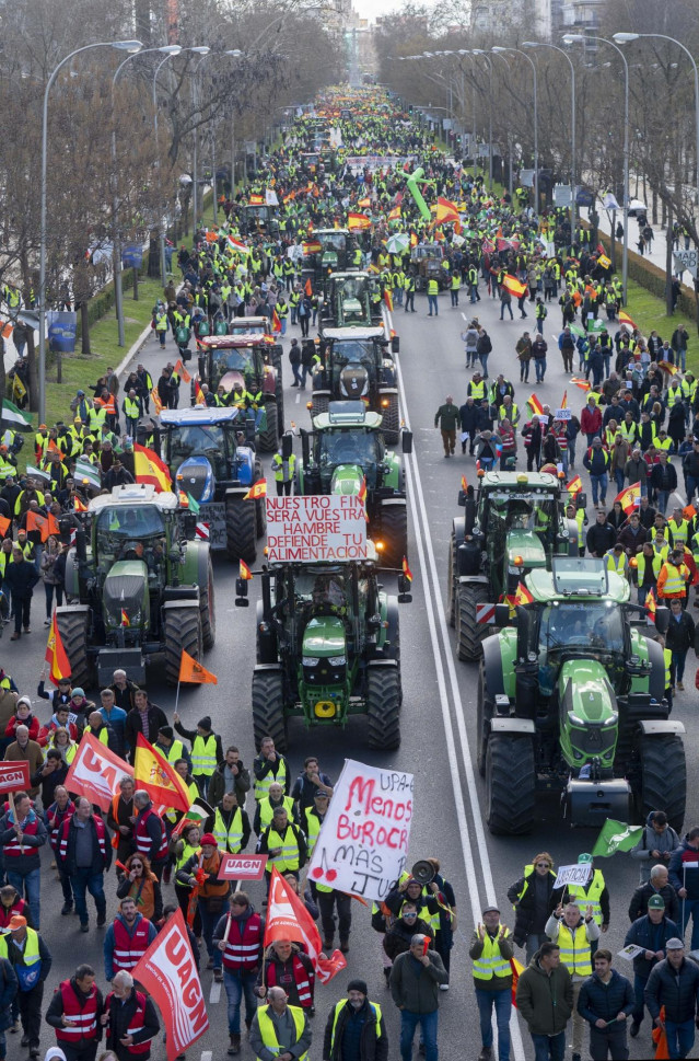 La manifestación de agricultores y tractores en el Paseo de la Castellana, continúa su marcha hacia la Oficina de la Comisión Europea en Madrid, 26 de febrero de 2024, en Madrid (España).