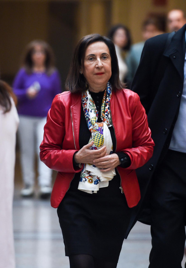 Archivo - La ministra de Defensa, Margarita Robles (c), a su llegada a una sesión de control al Gobierno en la Cámara Alta, a 6 de febrero de 2024, en Madrid (España).