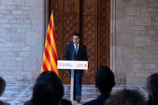 El presidente de la Generalitat, Pere Aragonès, comparece ante los medios, en el Palau de la Generalitat, a 13 de marzo de 2024, en Barcelona, Catalunya (España). Aragonés ha anunciado este miércoles, 13 de marzo, la convocatoria de elecciones anticipadas