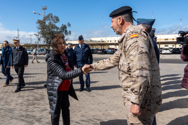 La ministra de Defensa, Margarita Robles conversa con militares de distintas disciplinas durante la visita a la Base Aérea de Morón, a 8 de marzo de 2024, en Morón, Sevilla (Andalucía, España).