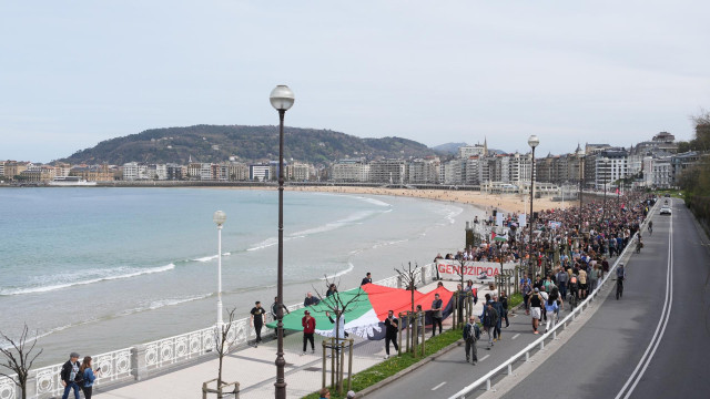 Miles de personas se manifiestan en San Sebastián, convocados por agentes culturales, en apoyo al pueblo palestino