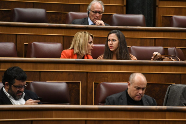 (Fila medio-1d) La secretaria general de Podemos, Ione Belarra, conversa durante una sesión plenaria, en el Congreso de los Diputados, a 29 de febrero de 2024, en Madrid (España).
