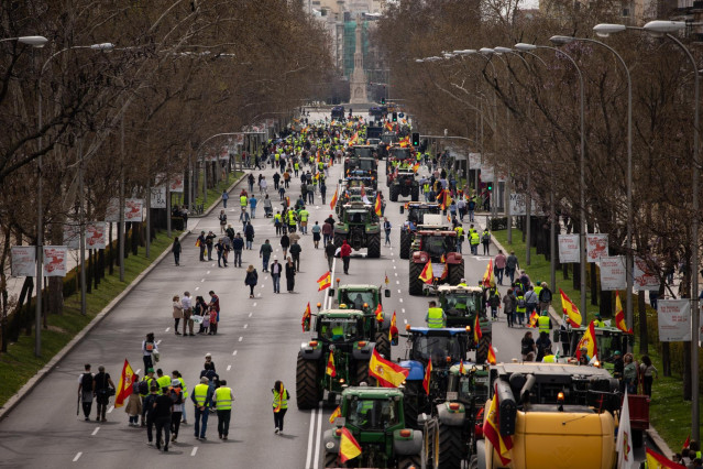 Decenas de personas durante una nueva jornada de protestas de agricultores y ganaderos, a 17 de marzo de 2024, en Madrid (España). Unión de Uniones ha convocado una tractorada de agricultores y ganaderos.