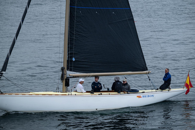 Juan Carlos I navega a bordo del 'Bribón', a 17 de marzo de 2024, en Sanxenxo (Pontevedra).